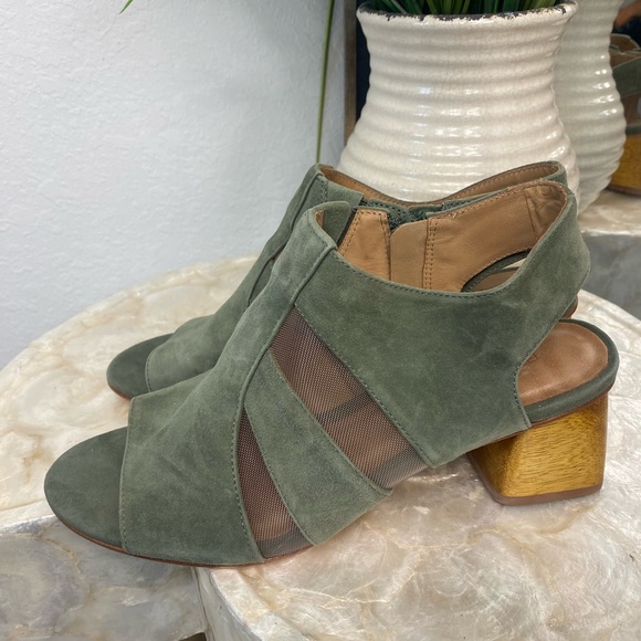 Bernardo Shoes - Bernardo Women’s Heel Sandals Size 6.5